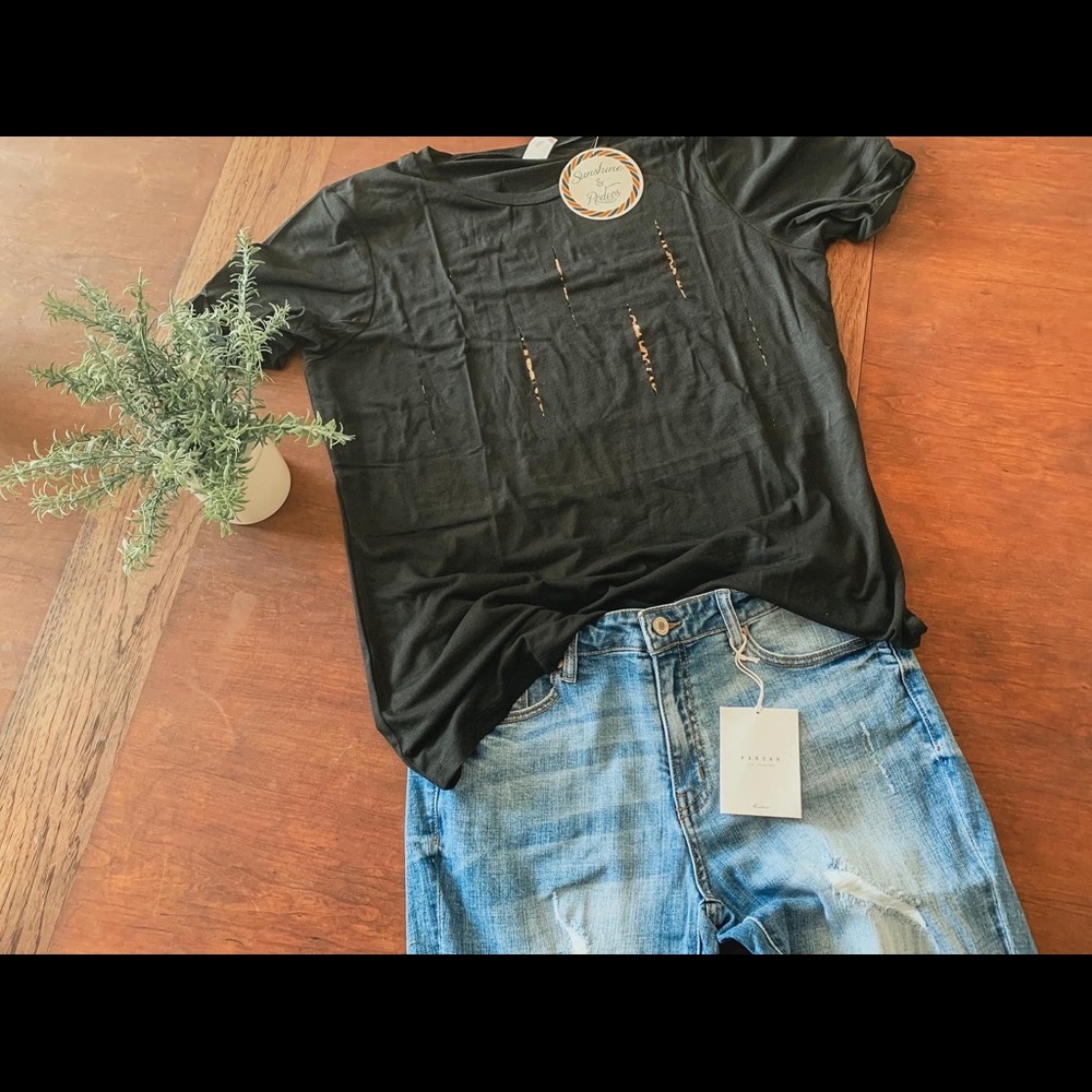 Peekaboo leopard Tee!